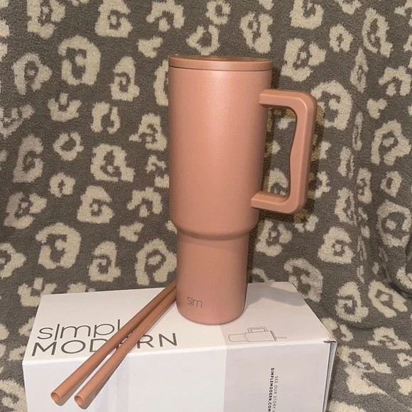 New Simple Modern 40oz TREK Tumbler in Redwood 😍 - Picture 1 of 17